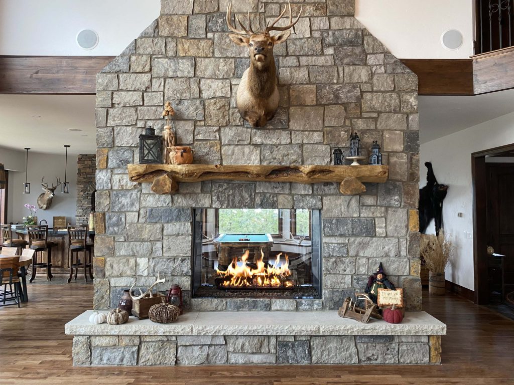 https://acucraft.com/wp-content/uploads/2022/10/Acucraft-Timeless-Gas-Fireplace-in-Rustic-Living-Room-1024x768.jpg?utm_source=chatgpt.com