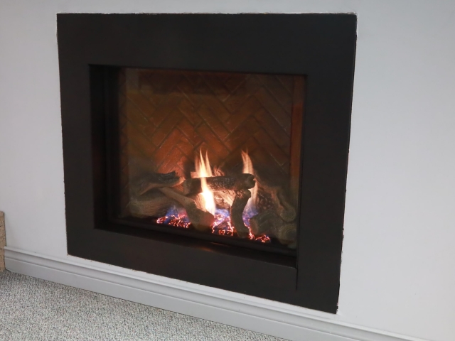 Acucraft Direct Vent 32-Inch Single Sided Gas Fireplace with Logs (3)